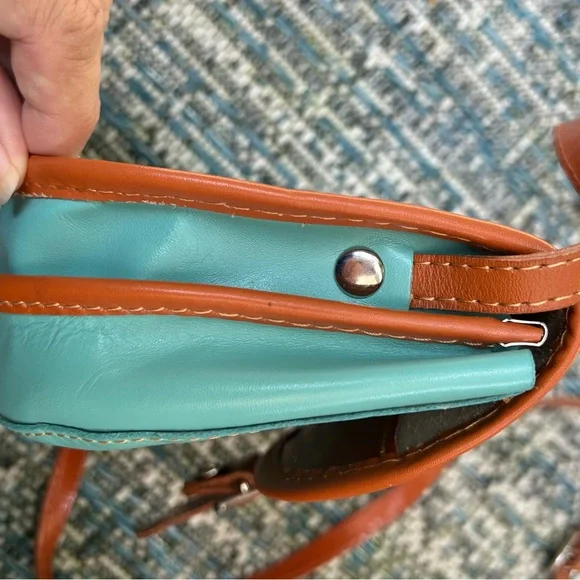 Vera Pelle Aqua Leather Crossbody Travel Bag - Picture 8 of 13